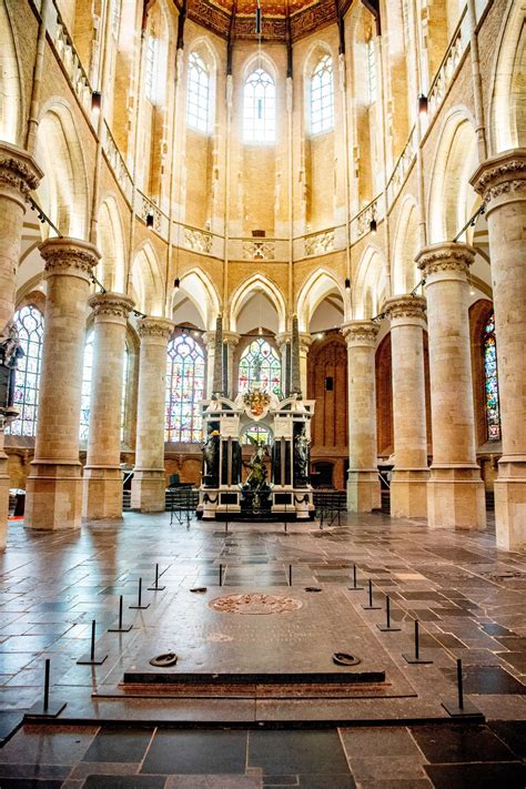 Foto van de winkeltje in de crypte van de Basiliek