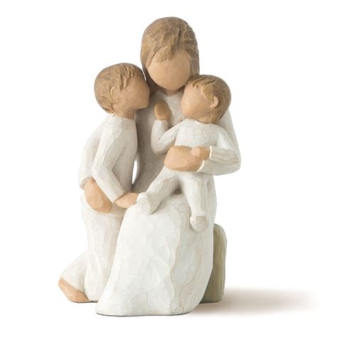 Esthetisch vormgegeven beeldje van een gezin met baby