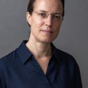 Portretfoto van predikant Drs. Suzan ten Heuw
