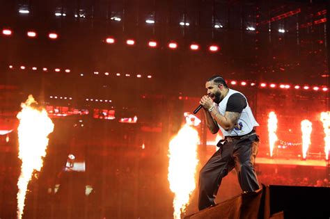 Foto van Sam Lee tijdens een optreden, met een focus op zijn expressieve gezichtsuitdrukking en de sfeer van het podium.