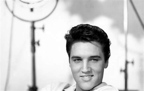 Foto van een jonge Elvis Presley in zijn beginjaren