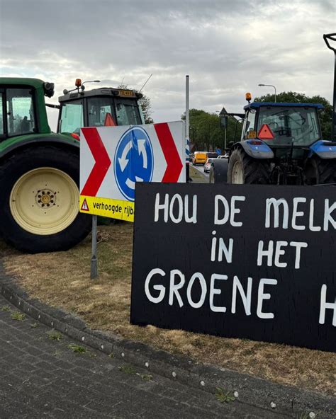 Illustratie van trekkers op de weg met protestborden