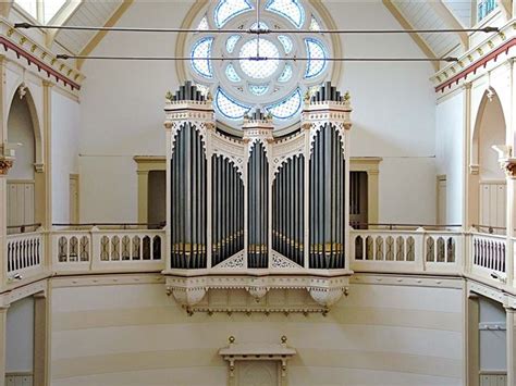 Interieur van de Keizersgrachtkerk met galerijen en orgel boven de preekstoel