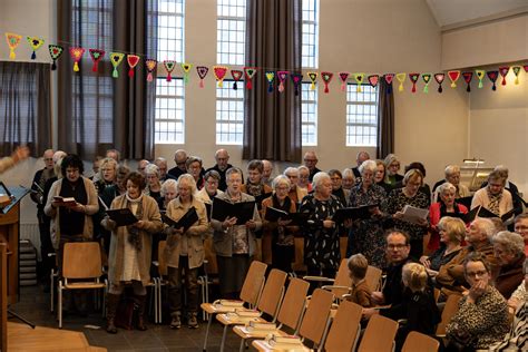 Vredige kerkdienst met diverse gemeenteleden