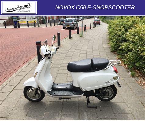 Zijaanzicht van de Novox C50 e-scooter