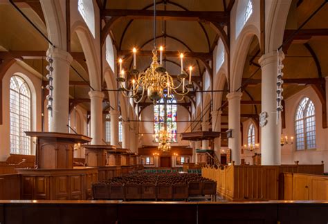 Architectuur van een typische Waalse kerk, met elementen van de Nederlandse Hervormde bouwstijl