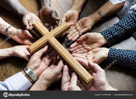 Afbeelding van een groep mensen die samen bidden