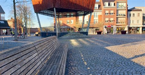 artistieke impressie van het monument met informatieborden, bankjes en vlaggen