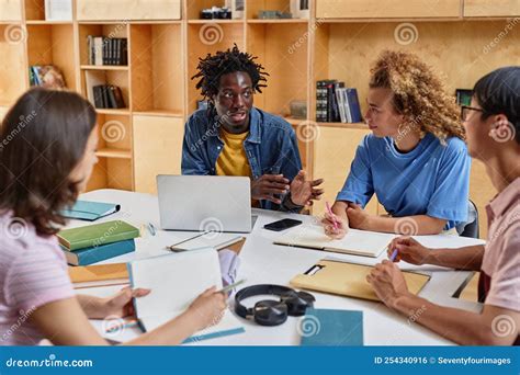 Afbeelding van een groep studenten die samen studeren of discussiëren