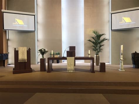 Artistieke weergave van de schaal en beker uit het liturgisch meubilair