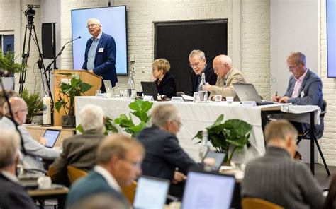 Illustratie van een historische kerkelijke vergadering