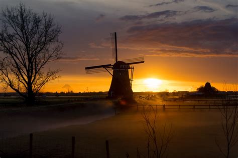 Foto van de karakteristieke molen in Zierikzee, met op de voorgrond een stukje van het dorp Kerkwerve.