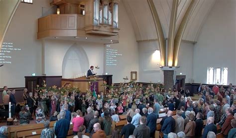 Interieurfoto van een historische Gereformeerde kerk, mogelijk de kerk van Nieuwerkerk.