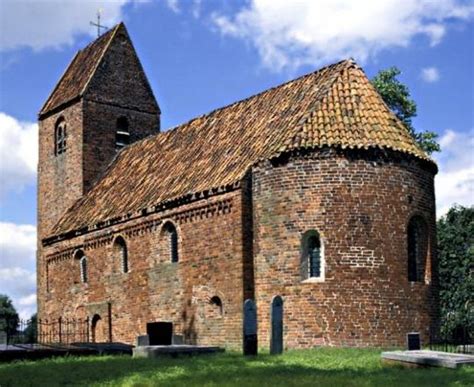 Architectuur van de Kerk Duurswoude, met nadruk op de Romaanse bouwstijl en de ligging aan de bosrand.