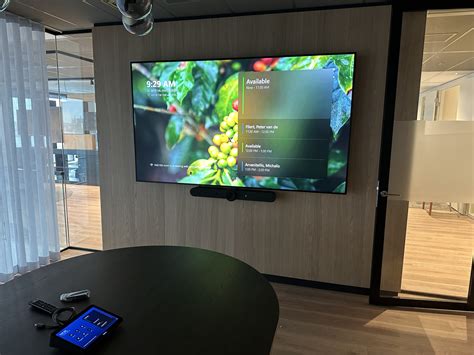 Moderne aula met audiovisuele apparatuur, geschikt voor diverse bijeenkomsten.