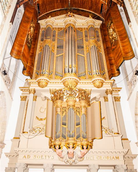 Illustratie van een historisch Arp Schnitger orgel in een kerkelijke setting.