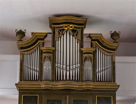 Gedetailleerde afbeelding van het nieuwe orgel in de Lutherse Kerk, met focus op het pijpwerk en de kas.