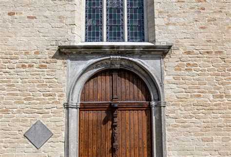 Gedetailleerde foto van de karakteristieke ovale ramen van de Sint-Agathakerk