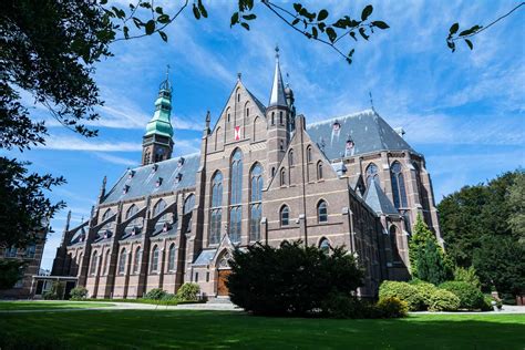 De westtoren van de Sint-Agathakerk met de klokvormige spits