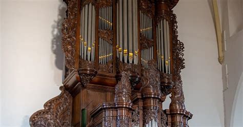 Gepolychromeerd eikenhouten orgel met gedetailleerd snijwerk