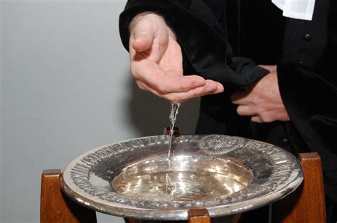 Illustratie van een doopdienst met besprenkeling van water en de predikant die de woorden spreekt.