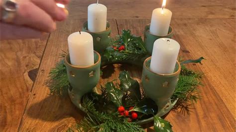 illustratie van een groene krans met vier kaarsen, typisch voor de adventstijd