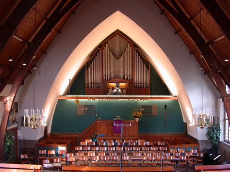 Exterieur van de Kapel in Emmen, met de kenmerkende tentdak-toren.