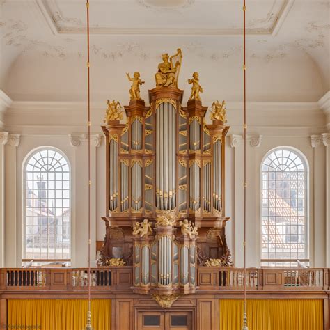 illustratie van de Lukaskerk en de Evangelisch-Lutherse Kerk in Den Haag