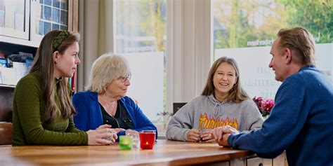 foto van een groep mensen in gesprek tijdens een kerkdienst