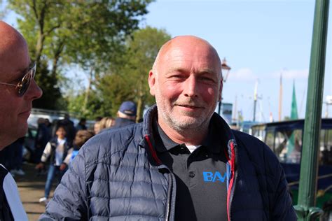 Gezinsfoto van ds. B. Bort de Graaf in zijn jeugd, met de haven van Spakenburg op de achtergrond.
