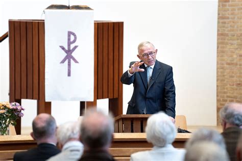 Foto van ds. B. Bort de Graaf samen met zijn echtgenote, met een warme, ondersteunende uitstraling.