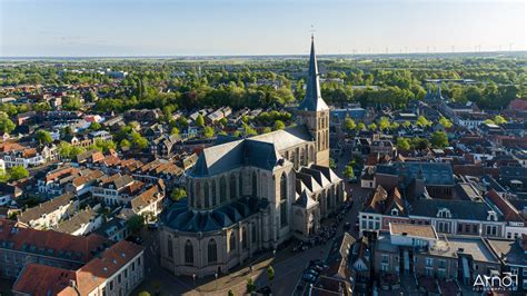 Overzicht van de Maranathakerk in Rhoon met de kerktoren
