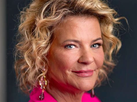 Steven Baan en zijn vrouw Karine bezoeken een gemeentelid thuis in Machala, een stad met stroomproblemen.