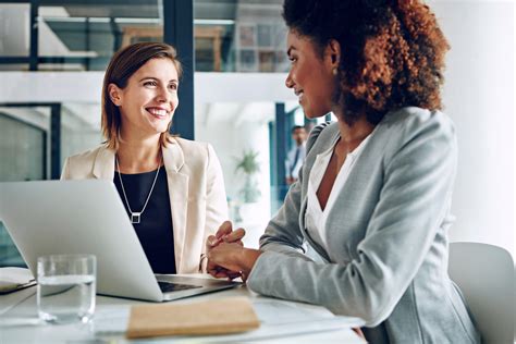 Vrouwen in gesprek tijdens een bijeenkomst