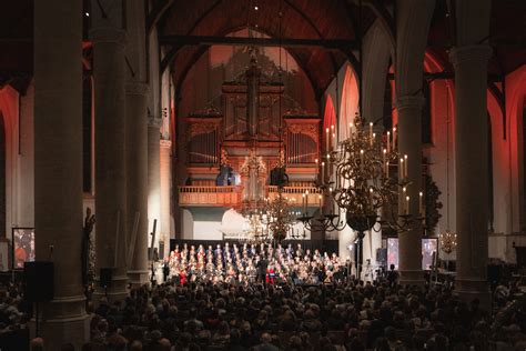 Illustratie van een koor dat zingt in een kerk