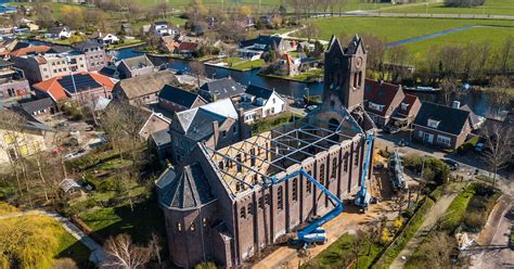 Illustratie van de middeleeuwse herbouw van de kerk