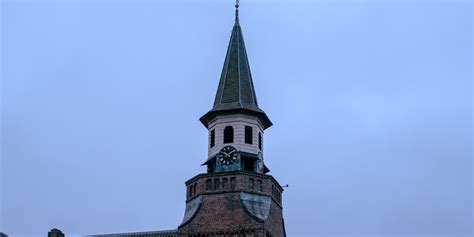 Details van de toren van de Dorpskerk, inclusief de windwijzer.