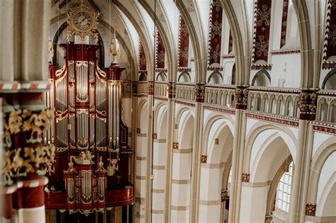 Interieurfoto van de Dorpskerk, met nadruk op de architecturale details en het orgel.