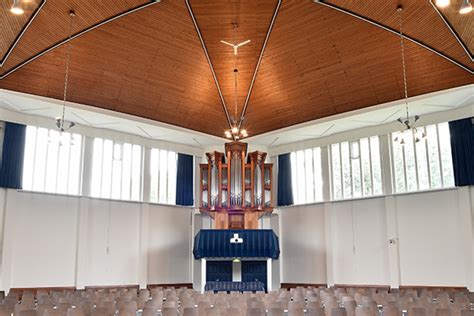 Interieur van een kerkzaal met orgel en vleugel