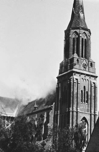 Foto van de brandende kerk in Emst in 1930