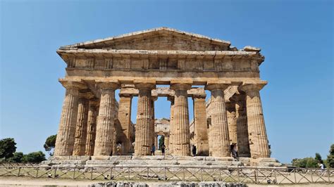 Afbeelding van een hindoestaanse tempel met een altaar en godenbeelden