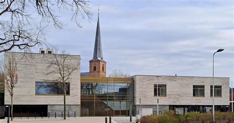 Interieur van het nieuwe kerkelijke centrum met focus op lichtinval en kruissymbool