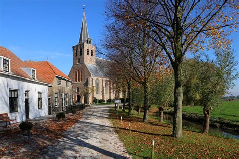 een sfeervolle foto van het kerkje van 't Woudt met de omgeving