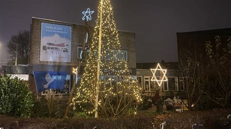 illustratie van een kerstwandeling door een wijk met feestverlichting