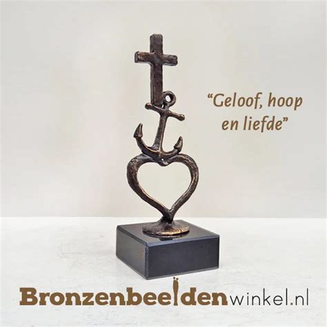 Illustratie van het concept 'hoop' met symbolen van geloof en veerkracht.