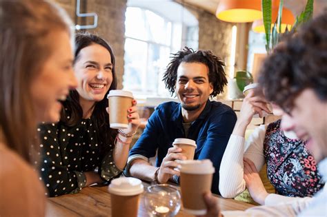 Groep mensen die koffie drinkt na een dienst