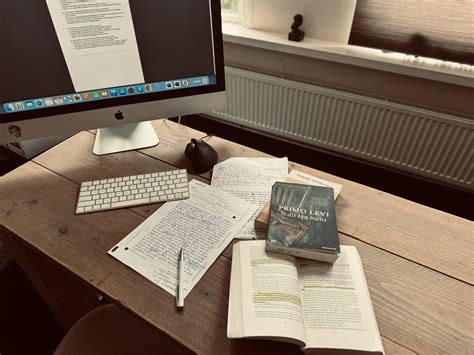 Boeken en theologische werken op een bureau