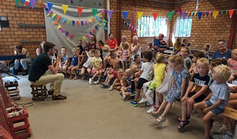 Kinderen luisteren naar een Bijbelverhaal