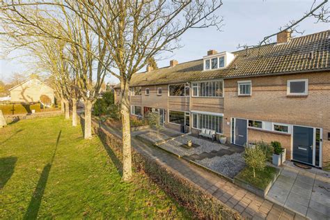 luchtfoto van de Ds. van Dijkstraat in Dinxperlo met de woning op nummer 44 prominent in beeld