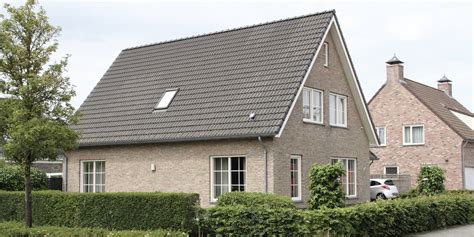 Een artistieke impressie van een traditioneel Nederlands huis met een zadeldak en karakteristieke gevel.